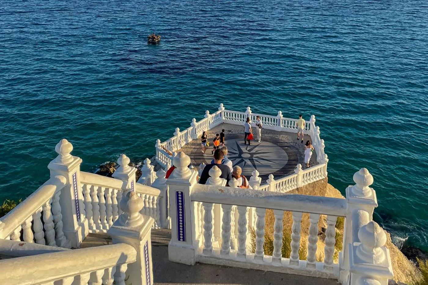 Balustrada Balcón del Mediterráneo nad spokojnym morzem w Benidorm